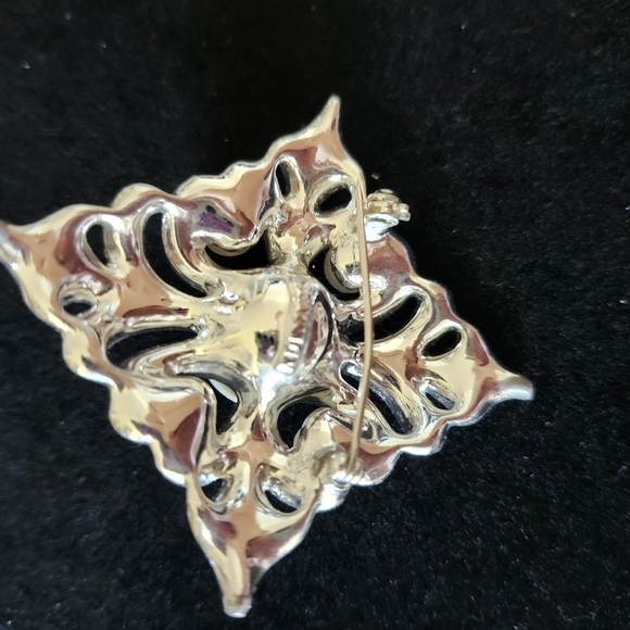 Elegant Silver and Faux Pearl Brooch - Picture 3 of 3